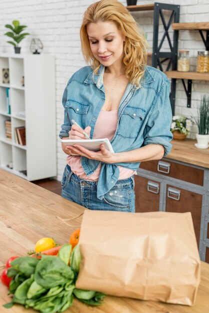 Mujer rubia en la cocina