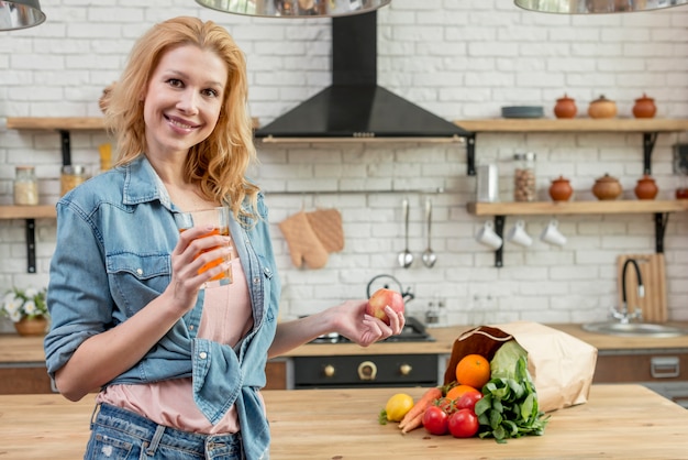 Foto gratuita mujer rubia en la cocina