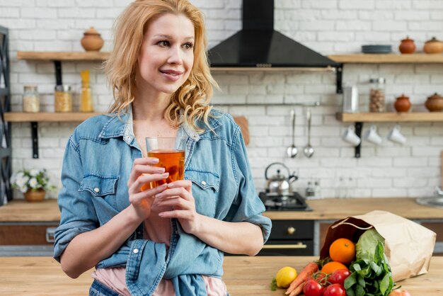 Mujer rubia en la cocina