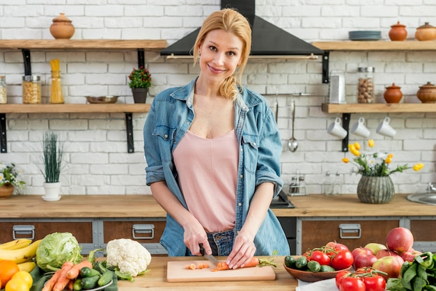 Mujer rubia en la cocina