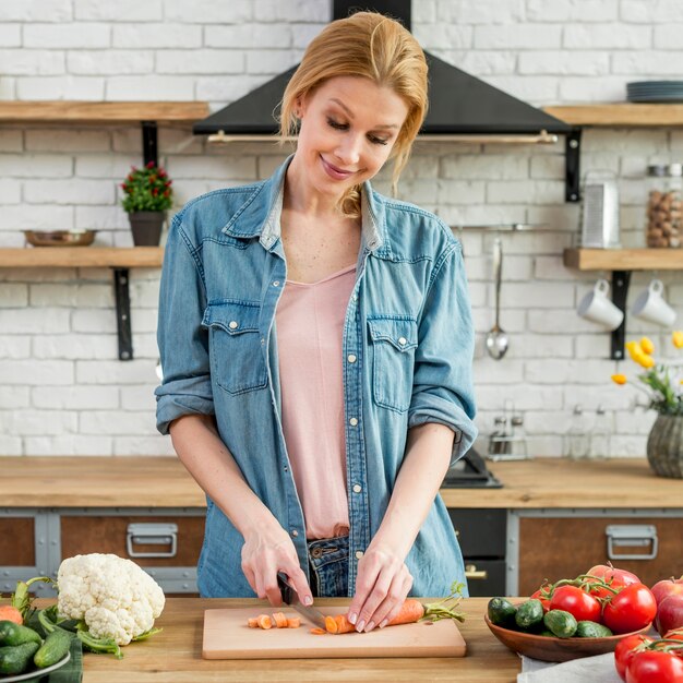 Mujer rubia en la cocina