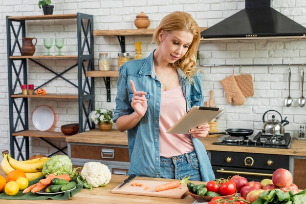 Mujer rubia en la cocina