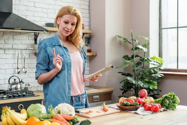 Mujer rubia en la cocina