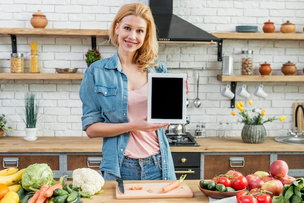 Mujer rubia en la cocina