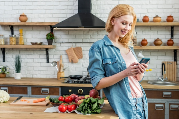 Mujer rubia en la cocina