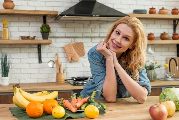 Mujer rubia en la cocina