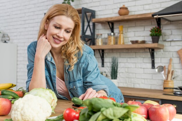 Mujer rubia en la cocina