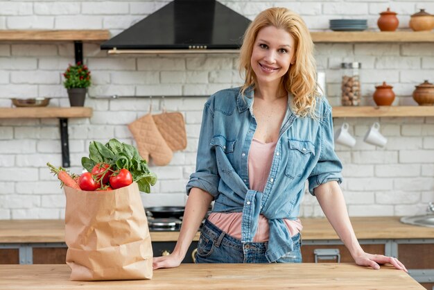 Mujer rubia en la cocina