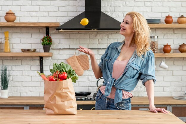 Mujer rubia en la cocina