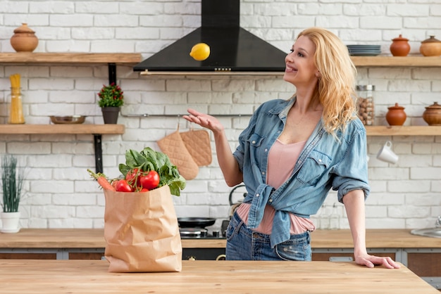 Mujer rubia en la cocina