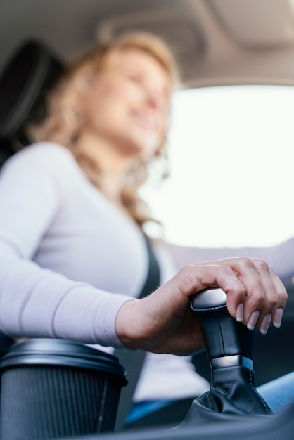 Mujer rubia conduciendo su coche