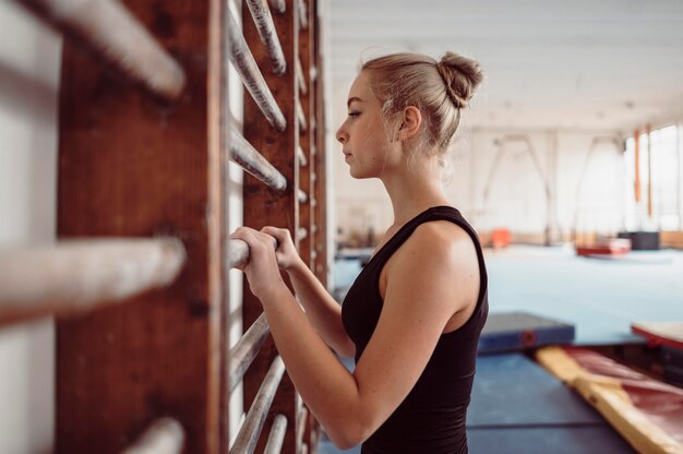 Mujer rubia ejercicio para juegos olímpicos de gimnasia