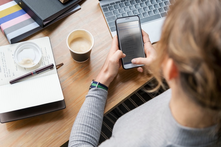 Foto gratuito mujer rubia enviando mensajes de texto en su teléfono