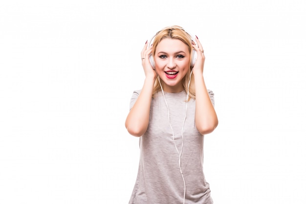 Mujer rubia está escuchando música en auriculares disfrutando