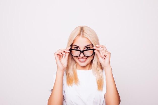 mujer rubia con gafas aislado