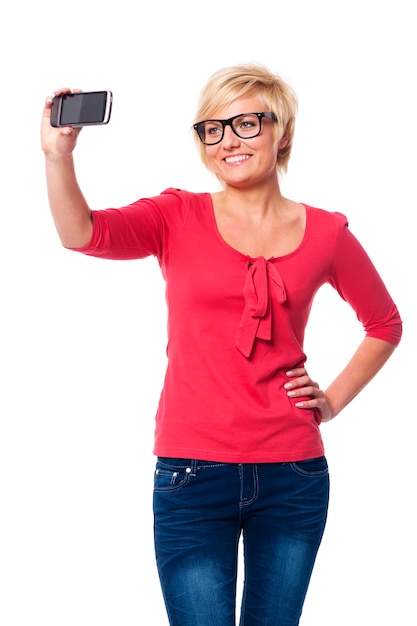 Mujer rubia con gafas tomando foto de autorretrato