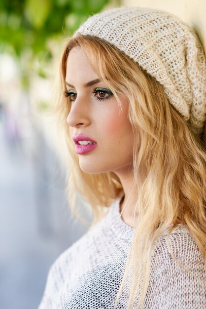 Mujer rubia con gorro de lana