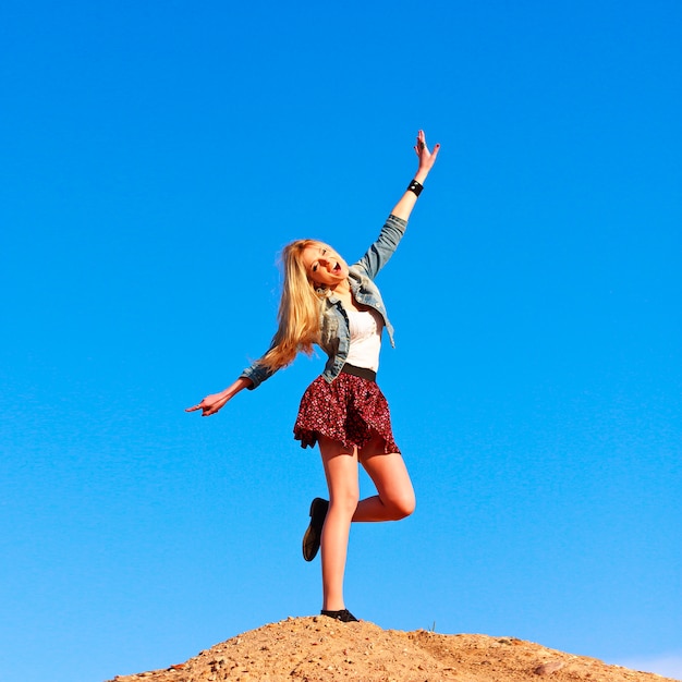 Mujer rubia jugando al aire libre