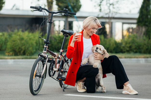 Mujer rubia jugando con su perro