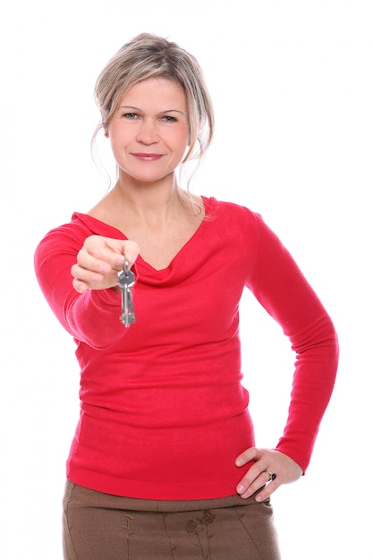 Mujer rubia con llaves