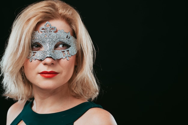 Foto gratuita mujer rubia en máscara de carnaval gris