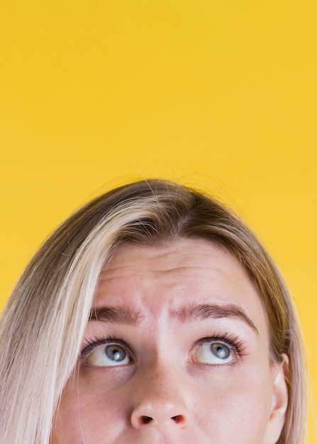 Mujer rubia mirando hacia arriba