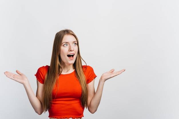 Mujer rubia mirando sorprendido con espacio de copia