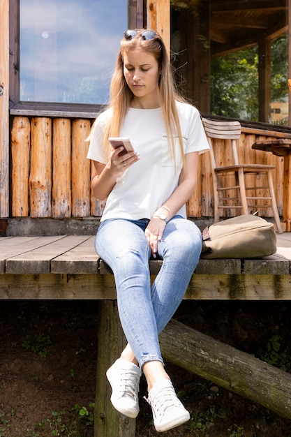 Mujer rubia mirando su teléfono