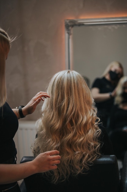 Foto gratuita mujer rubia obteniendo un nuevo peinado en una peluquería