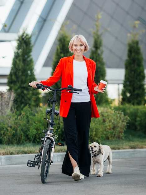 Mujer rubia paseando a su perro