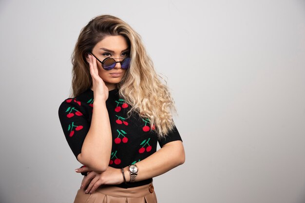 Mujer rubia de pelo largo en gafas de sol