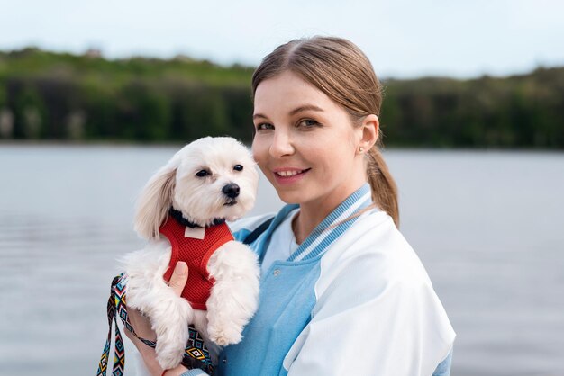 Mujer rubia con perro maltés