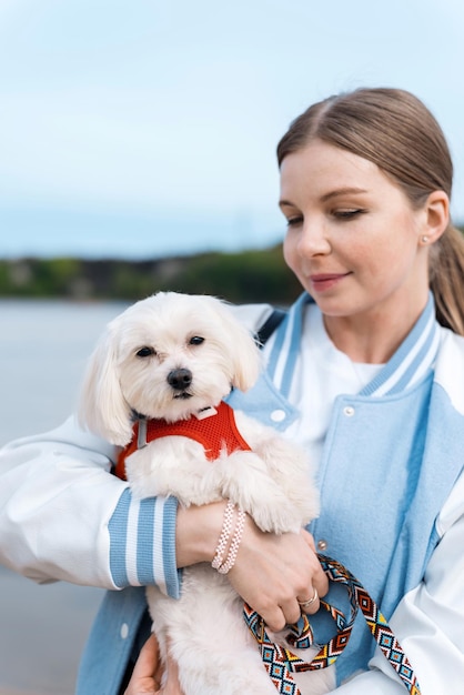 Foto gratuita mujer rubia con perro maltés