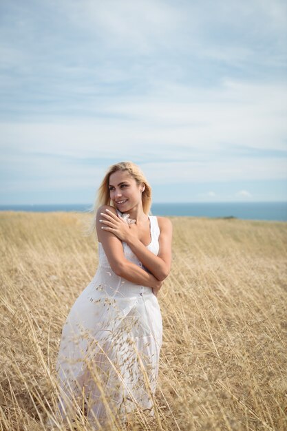 Foto gratuita mujer rubia de pie en el campo