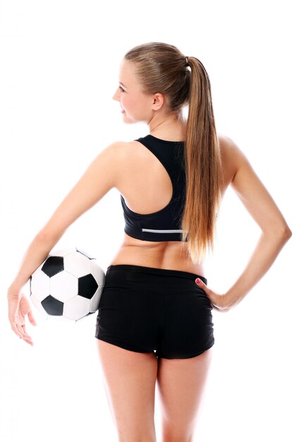 mujer rubia posando con fútbol