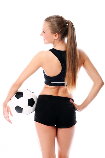 mujer rubia posando con fútbol