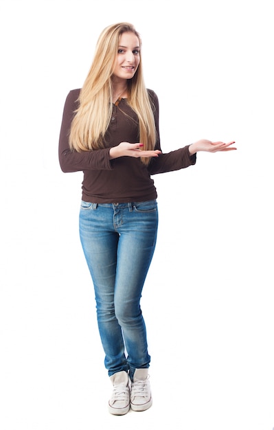 Mujer rubia posando con las manos abiertas