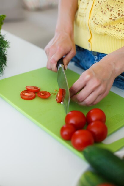 mujer rubia preparar ensalada en la cocina