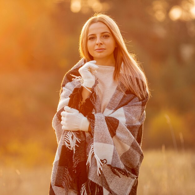 Mujer rubia quedándose afuera