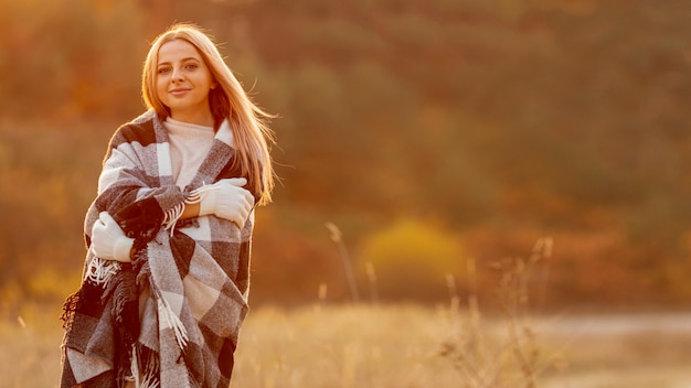 Mujer rubia quedarse afuera con espacio de copia