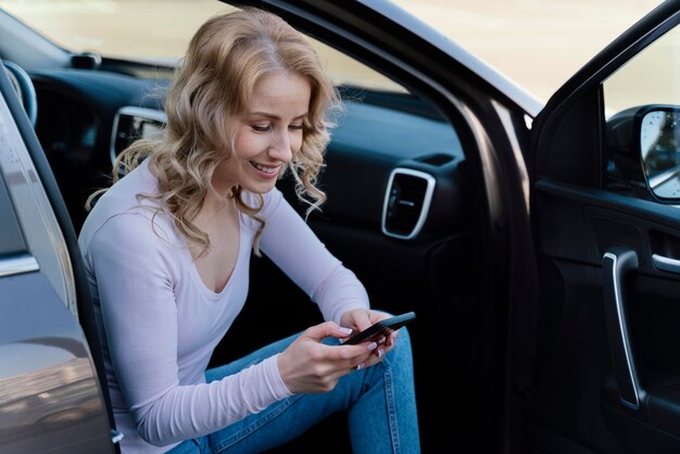 Mujer rubia revisando su teléfono