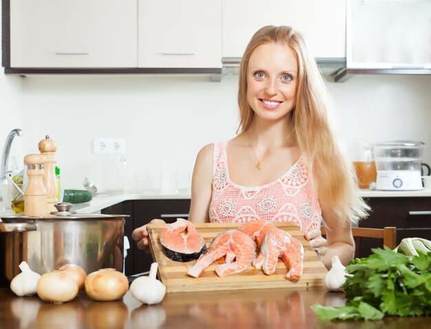 Mujer rubia con salmón