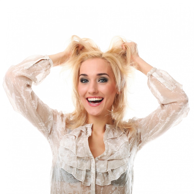 Mujer rubia sonriendo y tirando de su cabello