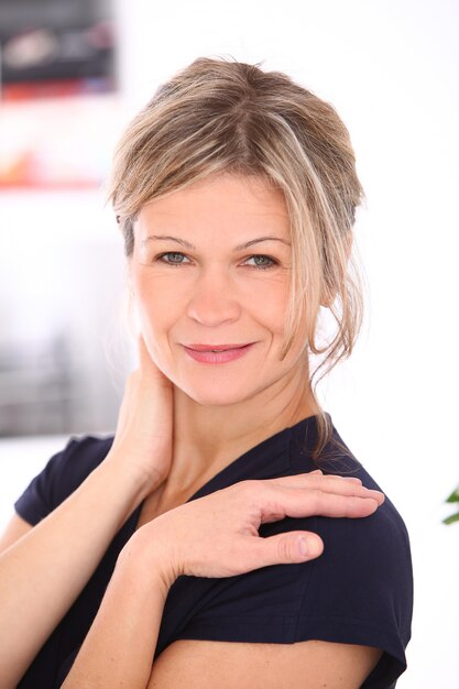 Mujer rubia sonriendo