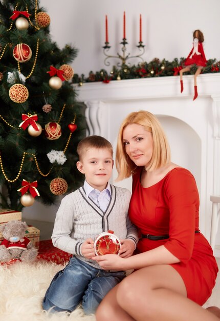 Mujer rubia con su hijo