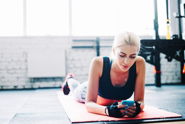 Mujer rubia con teléfono inteligente