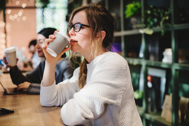 Mujer rubia tomando una taza de café