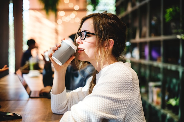 Mujer rubia tomando una taza de café