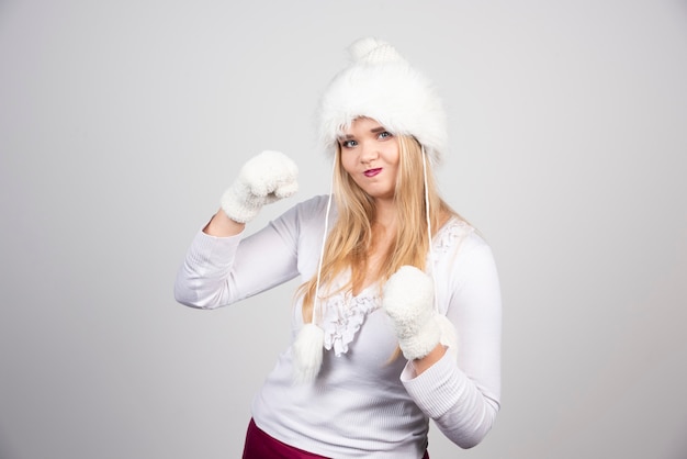 Mujer rubia en traje de invierno mostrando sus golpes.