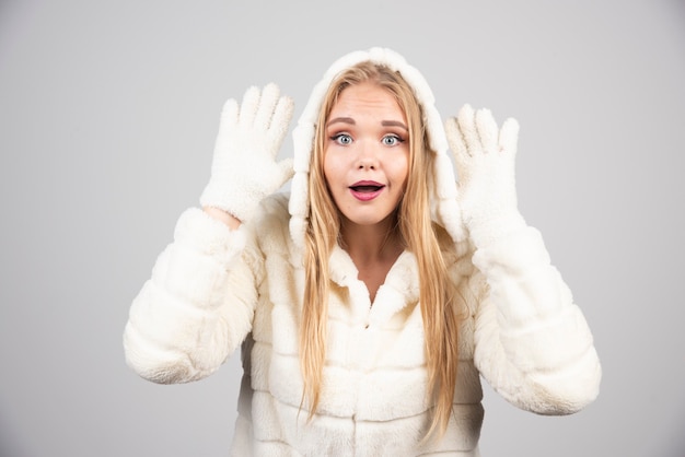 Mujer rubia en traje de invierno